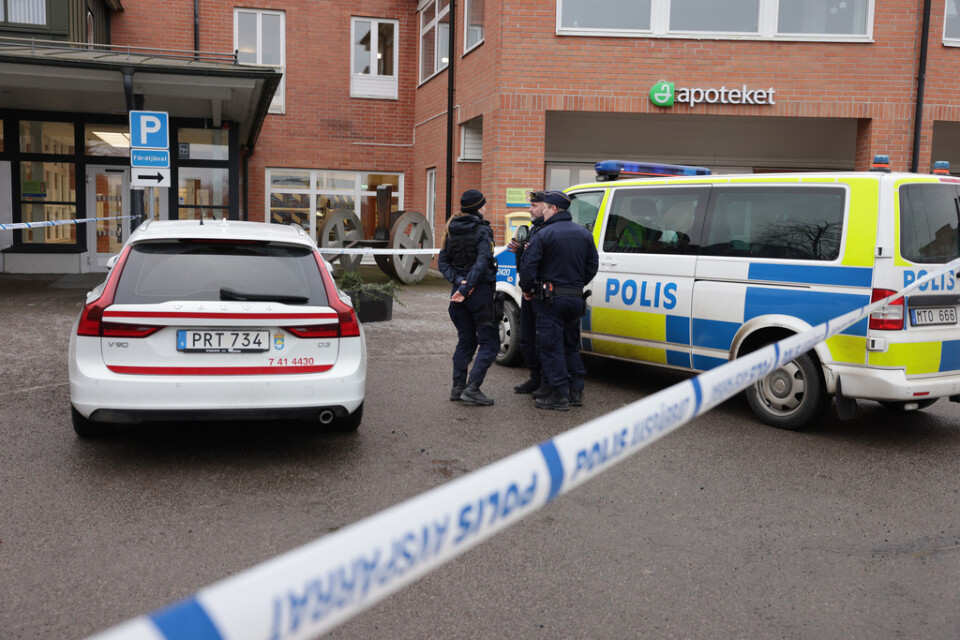 Polisen spärrade under onsdagen av områden vid Vrinnevisjukhuset i Norrköping efter att två män fritagit en annan man som färdades i en Kriminalvårdstransport.