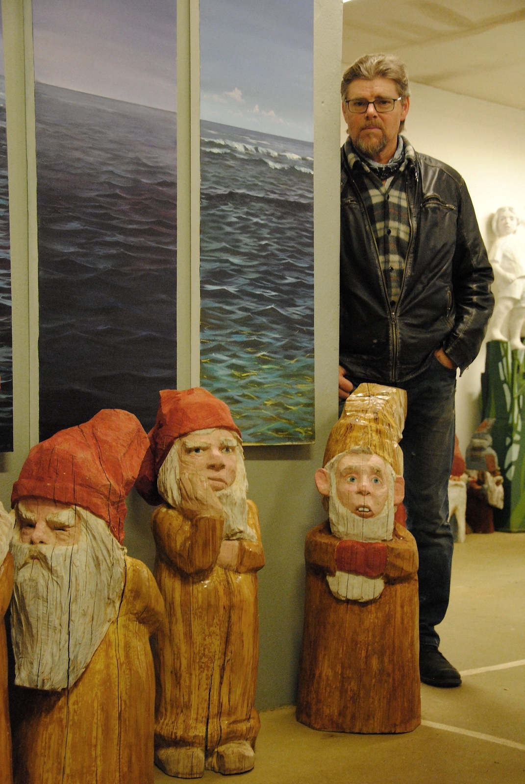Sven-Ingvar Johansson laddar inför julutställningen i ateljén på Klövervägen 4 i Osby nu i helgen. FOTO: SUSANNE GÄRE