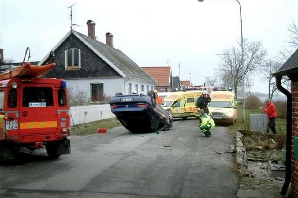 Föraren klarade sig oskadd när bilen voltade på Östersjögatan mitt inne i Brantevik. Bild: Bertil Torekull