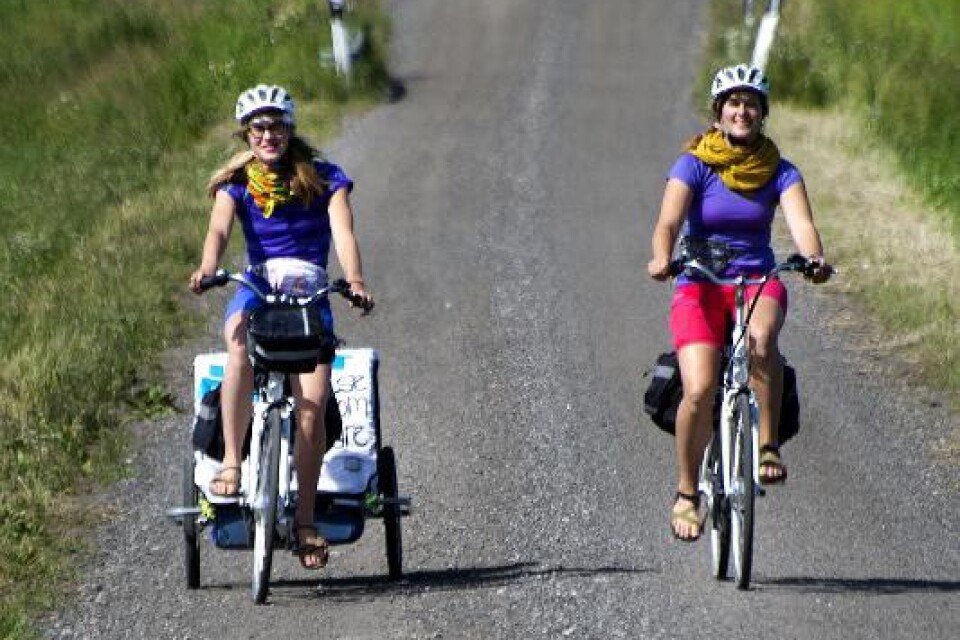 För att cykla 130 mil krävs en del utrustning. Ska man dessutom spela in en poddradio krävs ännu mer. Men systrarna Bengtsson är fast beslutna att hitta svenska hjältar.