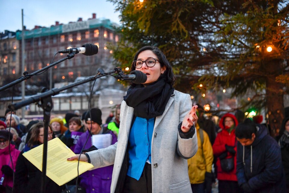 Gita Nabavi, från Feministiskt Initiativ, talar vid manifestationen mot Moderaternas och Kristdemokraternas budget. Inte heller hon verkar noterat att feministbidragen faktiskt lämnas orörda.