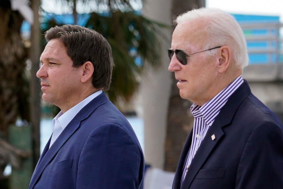 Floridas guvernör Ron DeSantis håller Donald Trump på armlängds avstånd för tillfället. Här besöker han ett orkandrabbat område i sin delstat tillsammans med president Joe Biden i början av oktober. Arkivbild.