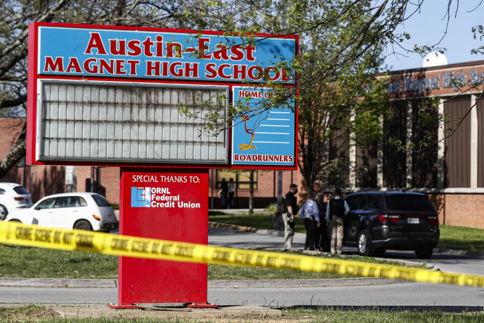 Polisavspärrningar utanför Austin-East Magnet High School i Knoxville.