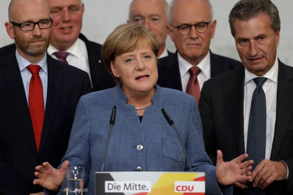 Tysklands förbundskansler Angela Merkel sitter kvar.