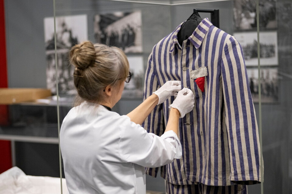Ana Galán, föremålsansvarig, hänger upp en uniform som har burits av en politisk fånge i koncentrationslägret Sachsenhausen.