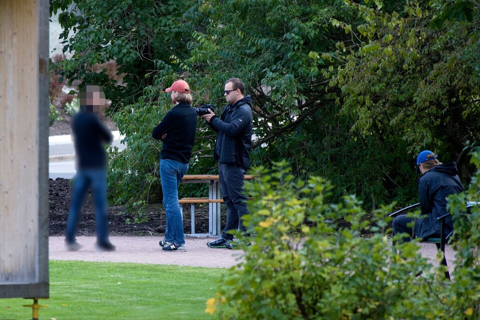 Här konfronteras en av sexköparna av BT:s Sebastian Strand och Johan Valkonen. I blå keps sitter reporter Jennie Ölund och spelar ”Vera” – som mannen trodde att han skulle träffa.