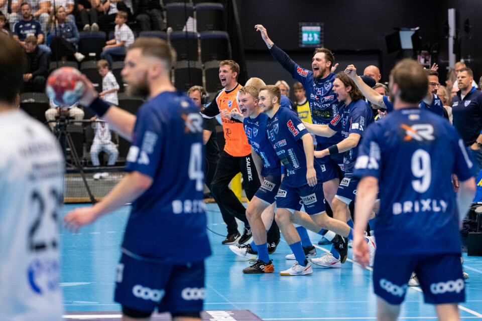 Skövdes spelare jublar efter slutsignalen i den andra SM-finalen i handboll mot Ystad.