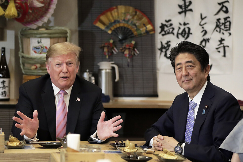 USA:s president Donald Trump besöker Japans premiärminister Shinzo Abe.