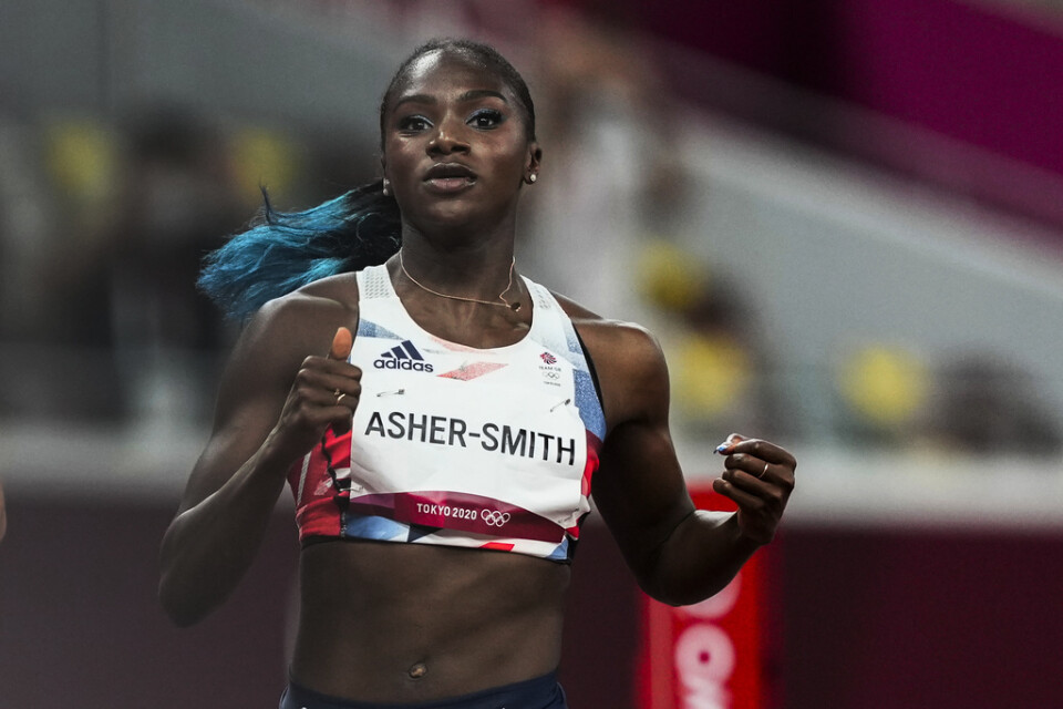 Dina Asher-Smith drar sig ur 200 meterstävlingen