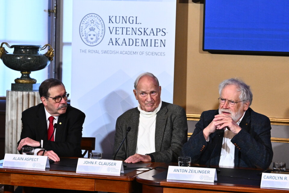 Nobelpristagarna i fysik 2022, Alain Aspect, John F. Clauser och Anton Zeilinger under presskonferens.