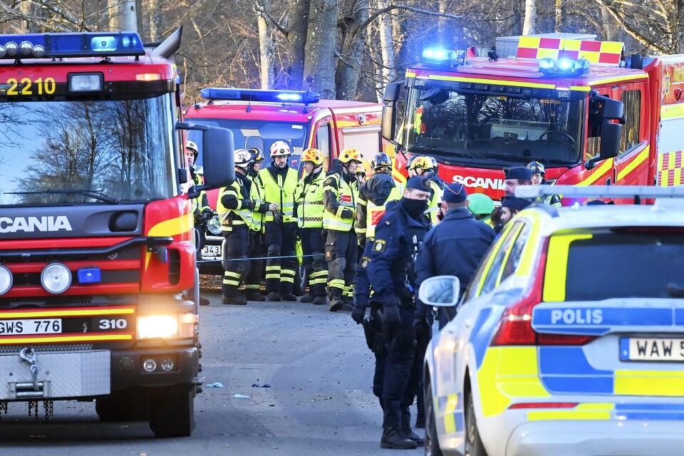 Ett stort antal ambulanser, brandbilar och polispatruller deltog i arbetet på platsen.
