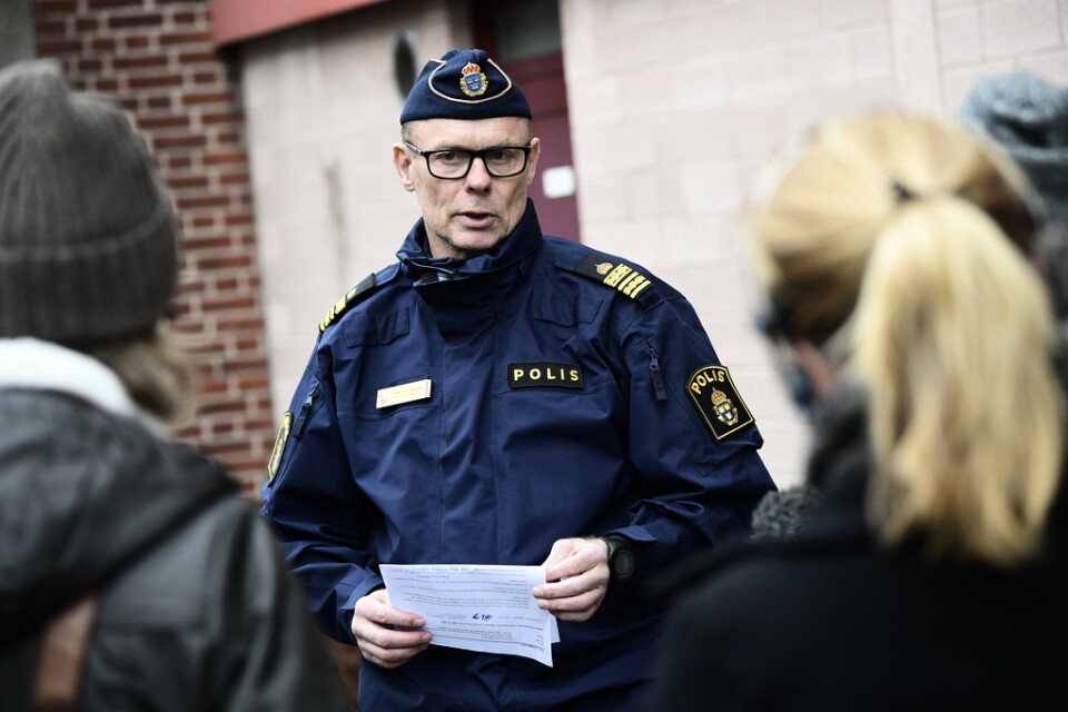 Sven Holgersson, lokalpolischef i Helsingborg, möter journalister efter att sex personer anhållits misstänkta för förberedelse till grov allmänfarlig ödeläggelse.