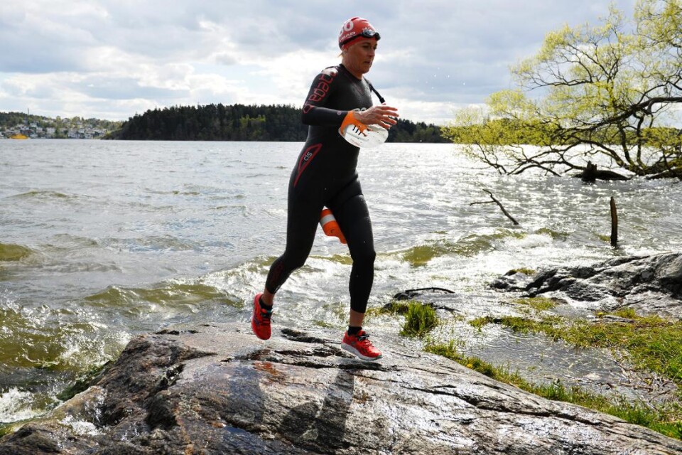 Erika Rosenbaum ägnar sig åt swimrun - där man alltså både springer och simmar. Allt fler motionärer nöjer sig inte bara med att springa - man vill ha nya utmaningar som simning och cykling också. Foto: Henrik Montgomery / TT