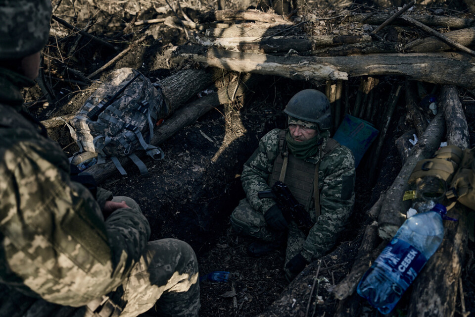 Ukrainska soldater i ett skyttevärn i närheten av Bachmut.