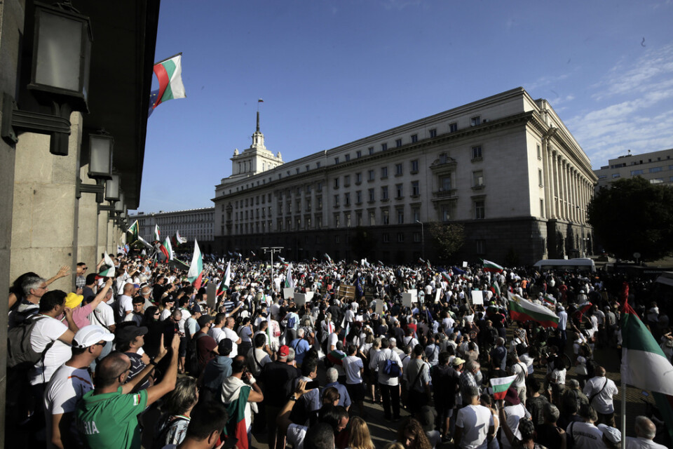 Demonstranter utanför parlamentet i Bulgariens huvudstad Sofia.