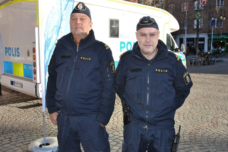 Polisinspektörerna Anders Greger och Magnus Gustafsson kan hjälpa till med det mesta i sitt mobila poliskontor. 
Foto: Pernilla Ekdahl
