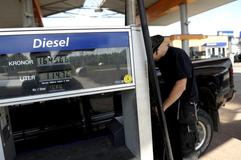 ”Sverigedemokraternas löfte inför valet att sänka priset på diesel med 10 kronor och bensinen med 6,50 litern var inte bara omöjligt att uppnå, det var också ett svek.”