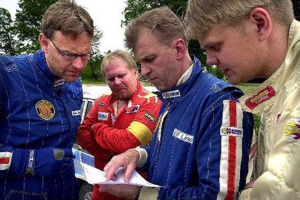 Kollar tiderna. Mårten Persson (till vänster) och hans co-driver Ulf Lindh kollar in tiderna tillsammans med Henrik Levin och hans co-driver Mårten Nilsson. Bild: