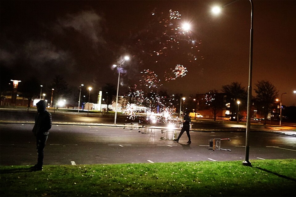Gangs of youth fire rockets in Gamlegården on New Year's Eve. However, there is no information that ambulances were subject to rocket attacks in Gamlegården.