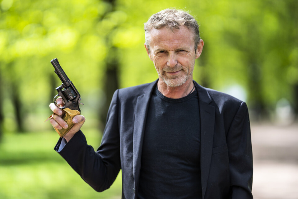 För ett år sedan fick Jo Nesbø ta emot det norska Rivertonpriset för sin kriminalroman "Kniv". Priset omfattar bland annat en förgylld revolver. Arkivbild.