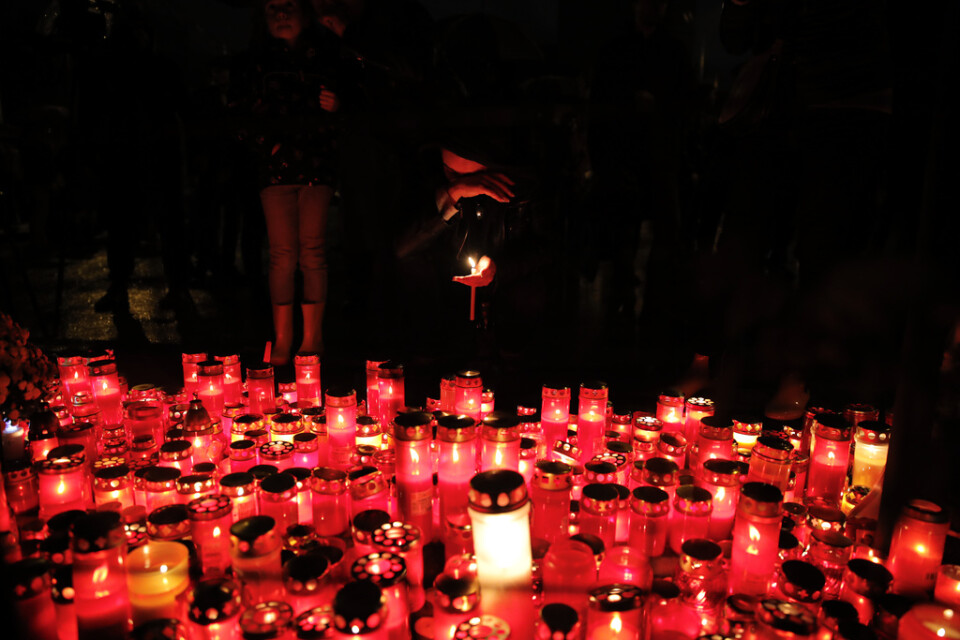 Branden i en nattklubb i Rumänien 2015 krävde 64 dödsoffer och skakade om landet. På årsdagen hedras offren utanför klubben. Hårda domar utdömdes mot ansvariga på måndagen i Bukarest. Arkivbild.