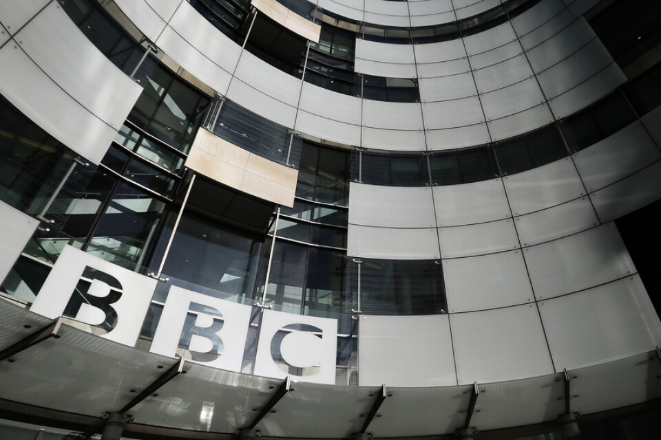 BBC, eller British Broadcasting Corporation, ska minska med 450 tjänster. Arkivbild.