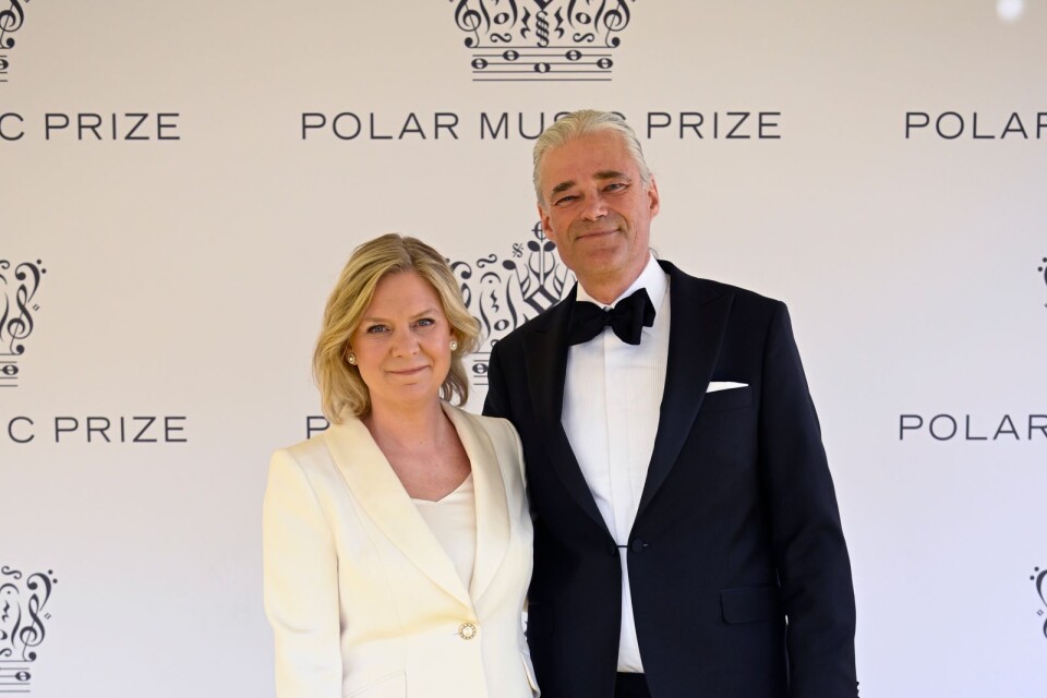 Statsminister Magdalena Andersson tillsammans med maken Richard Friberg anländer till Polarpriset 2022.