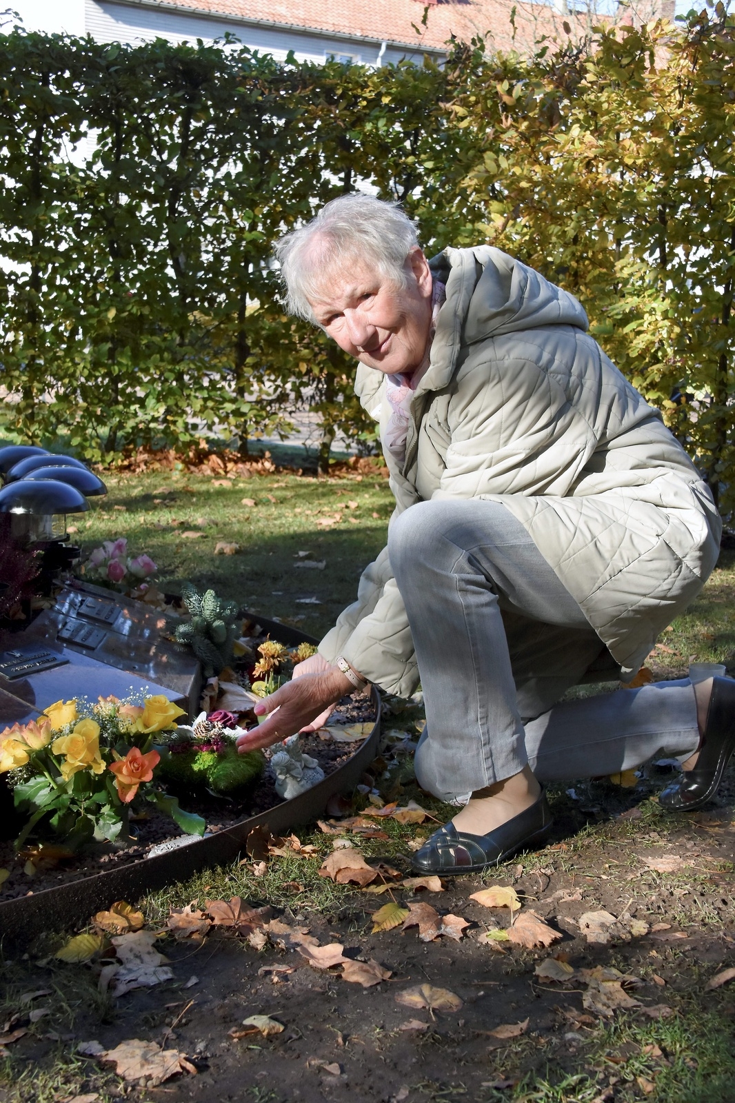 Ingbritt Henningsson besöker kyrkogården nästan varje dag. Det är en tröst i allt det mörka. Foto: Helén Fingalsson
