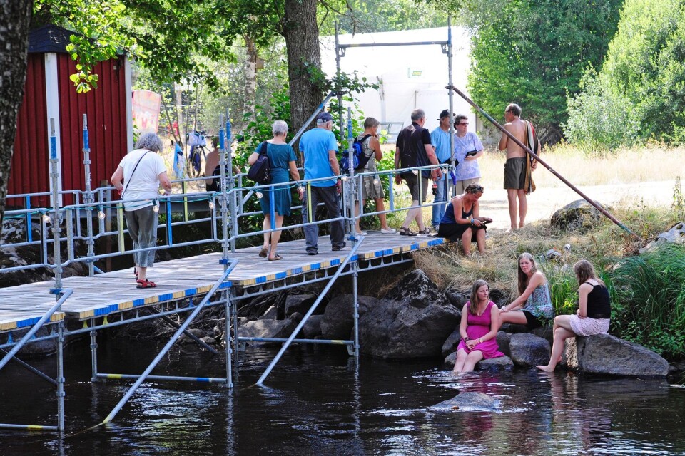 Festivalbesökarna sökte svalka i Ronnebyån i den 30-gradiga värmen.