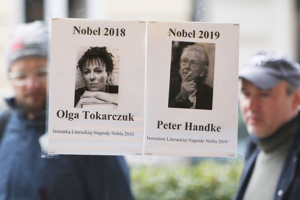 Olga Tokarczuk och Peter Handkes Nobelpriser i litteratur affischeras på en bokhandel l i Warszawa.