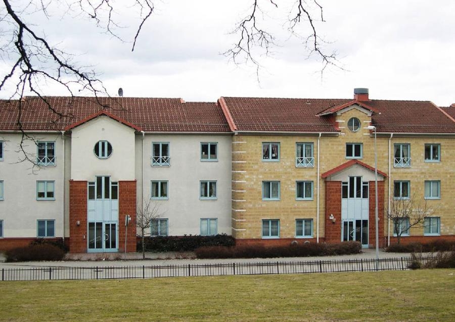 1980-talets arkitektur var en reaktion mot 1970-talets massproduktion. Husen präglades av detaljer som utsmyckade fönster och fasaden kunde vara en blandning mellan tegel och målad puts. Hyreshusen på Lindängsvägen är exempel från 1980-talet.