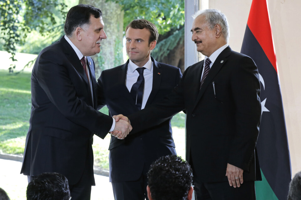 Libyens premiärminister Fayez al-Sarraj, Frankrikes president Emmanuel Macron och den östlibyske krigsherren Khalifa Haftar vid ett möte 2017.