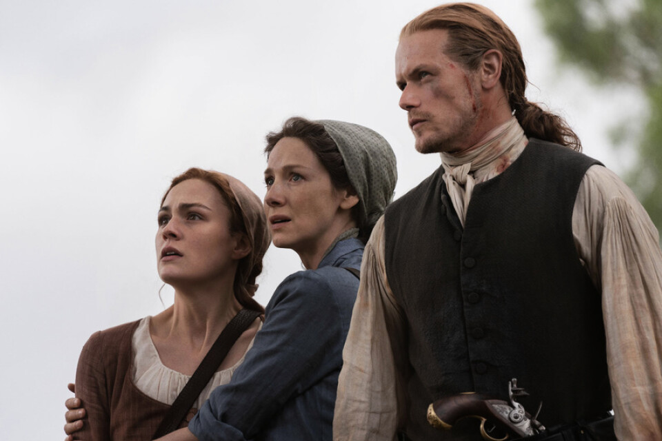 Sophie Skelton, Caitriona Balfe och Sam Heughan som Brianna, Claire och Jamie – huvudpersoner i säsong fem av "Outlander". Pressbild.
