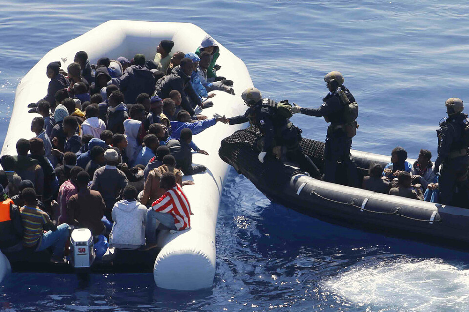 En tysk båt inom operation Sophia undsätter en grupp migranter på Medelhavet 2016. Nu har insatsen, också kallad EUNAVFOR MED, dragits tillbaka. Arkivbild.
