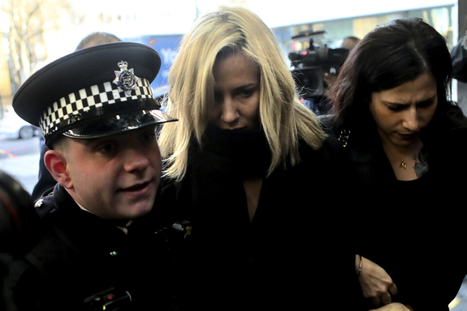 Caroline Flack eskorteras av polisen till en domstol i London i december. Den före detta programledaren för tv-serien "Love island" hade åtalats för att ha misshandlat sin pojkvän. Arkivbild