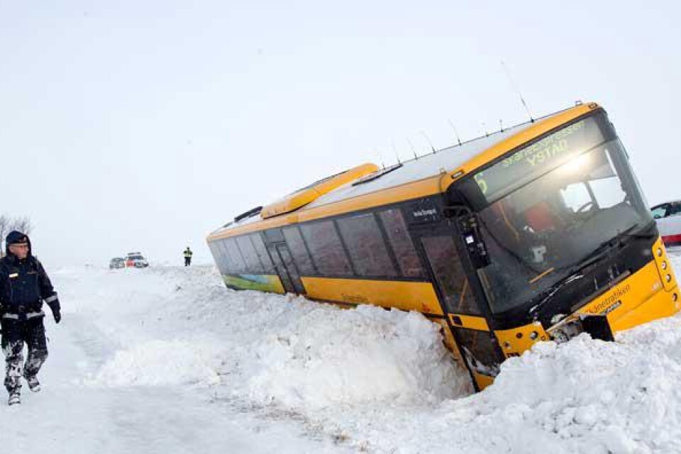 Bussen kilades fast i snödrivan.
