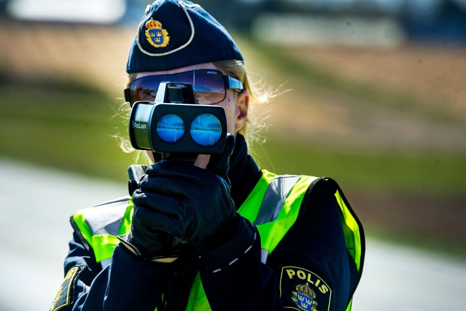 Hastighetskontroll på Hallingavägen Fjärlkinge-Rinkaby. trafikpolis Petra Löfvall mäter hastigheten