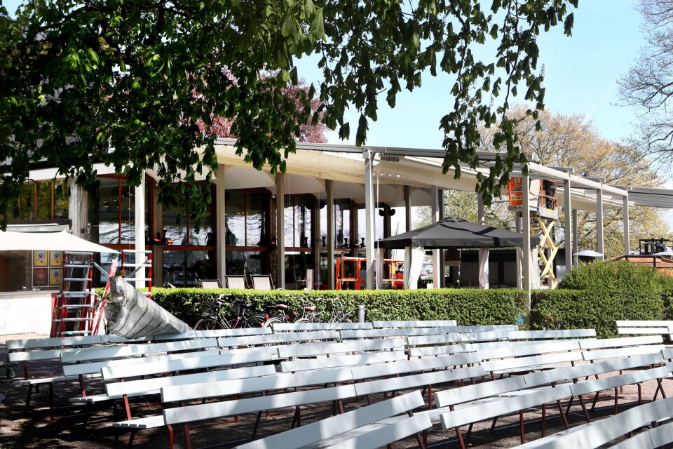 Bygglov saknas för ett utfällbart tak på restaurang Park Hermina  i stadsparken. Det har startat en stor debatt i Kalmar.