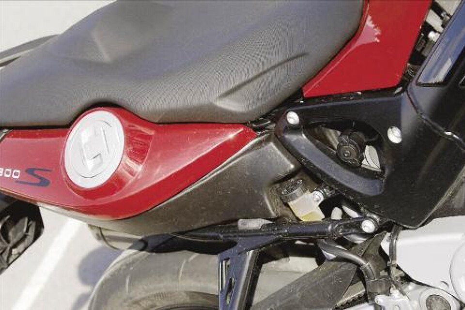 Tanklock. Påfyllning av bensin görs vid sadeln på F 800 S. Tanken finns nämligen under sadeln.