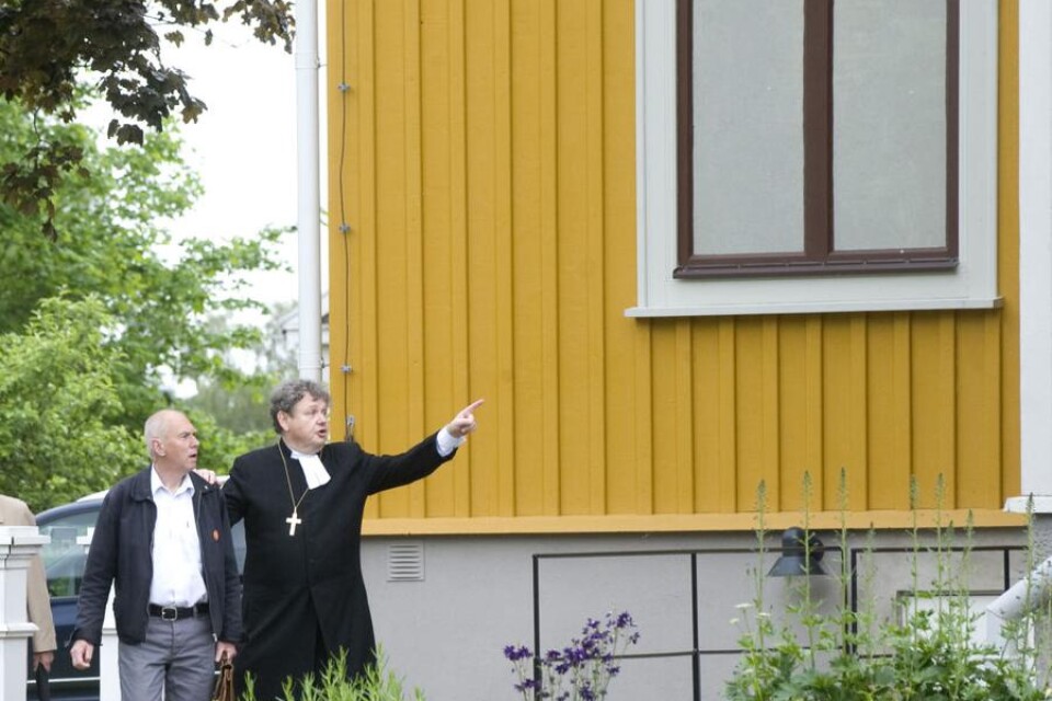 Biskop Sven Thidevall visar en besökare Östrabo som han själv kommer att lämna inom några månader.