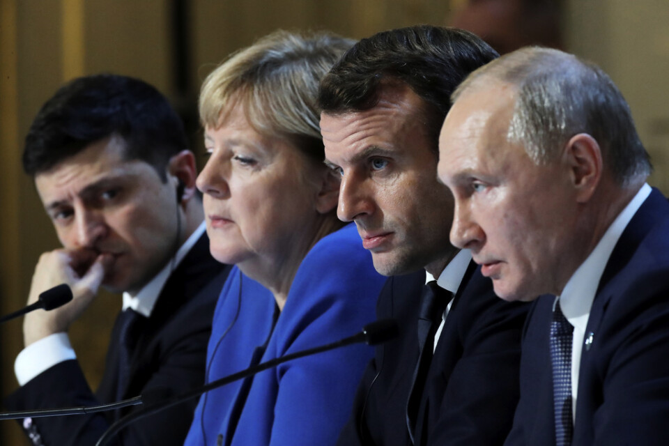 Ukrainas president Volodomyr Zelenskyj, Tysklands förbundskansler Angela Merkel, Frankrikes president Emmanuel Macron och Rysslands president Vladimir Putin under mötet i Paris. Arkivbild