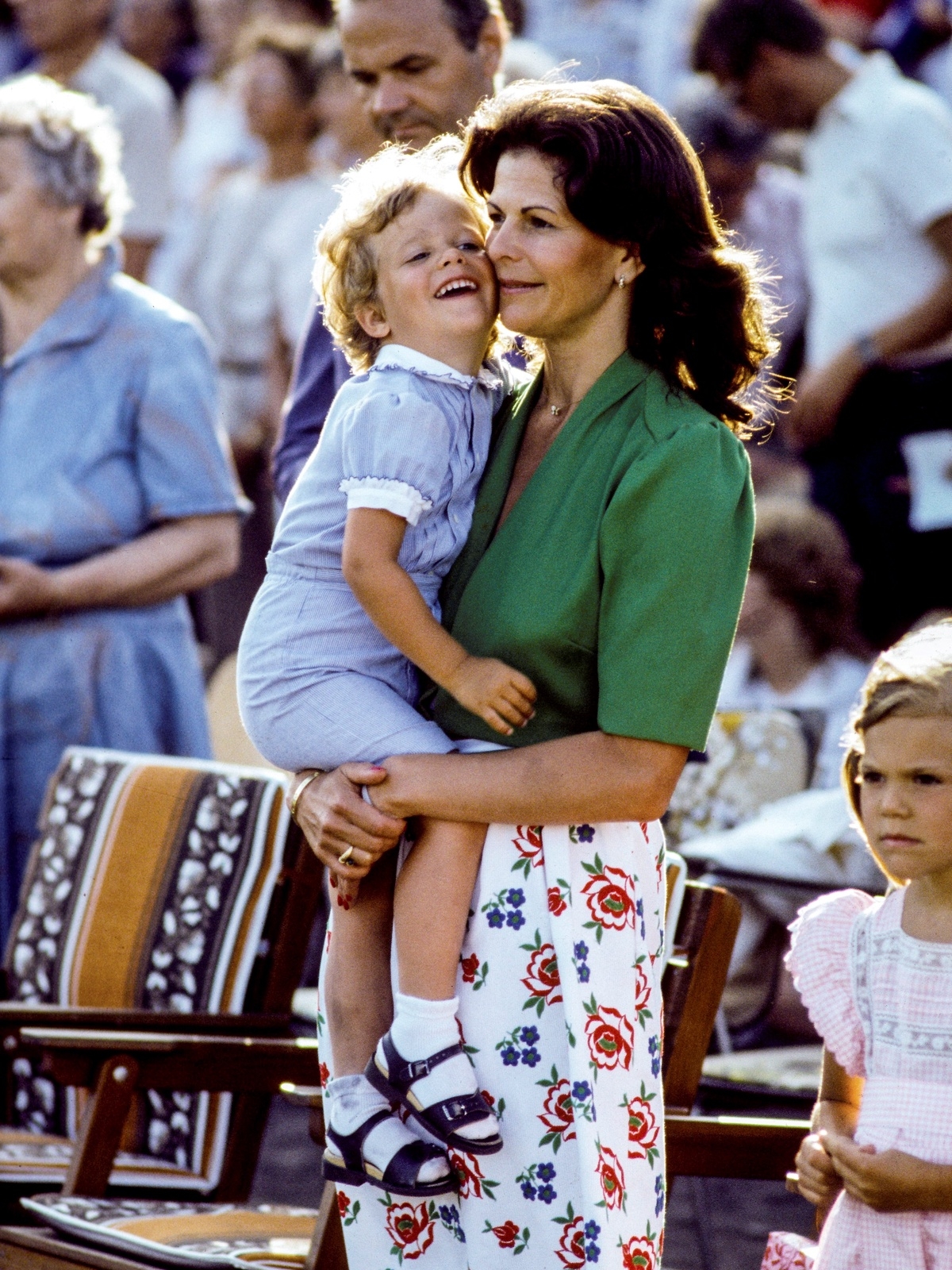 Prins Carl Philip trycker ömsint sin kind mot drottning Silvias kind i samband med firandet av kronprinsessan Victorias födelsedag på Öland 1983.
Foto: Stefan Lindblom/TT