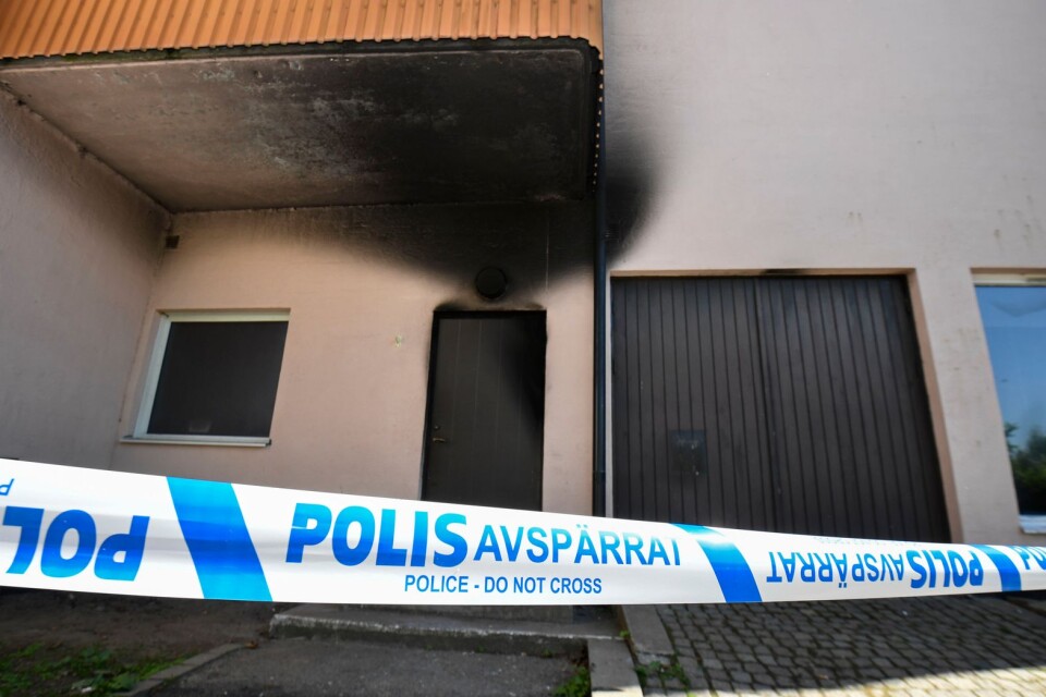 Polisens avspärrningar runt den brandhärjade bönelokalen på Finjagatan i Hässleholm på söndagen.