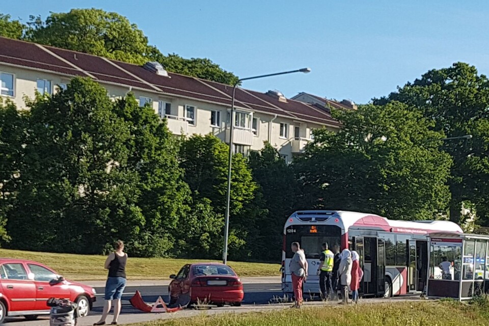 Två bilar och en buss var inblandade i olyckan.