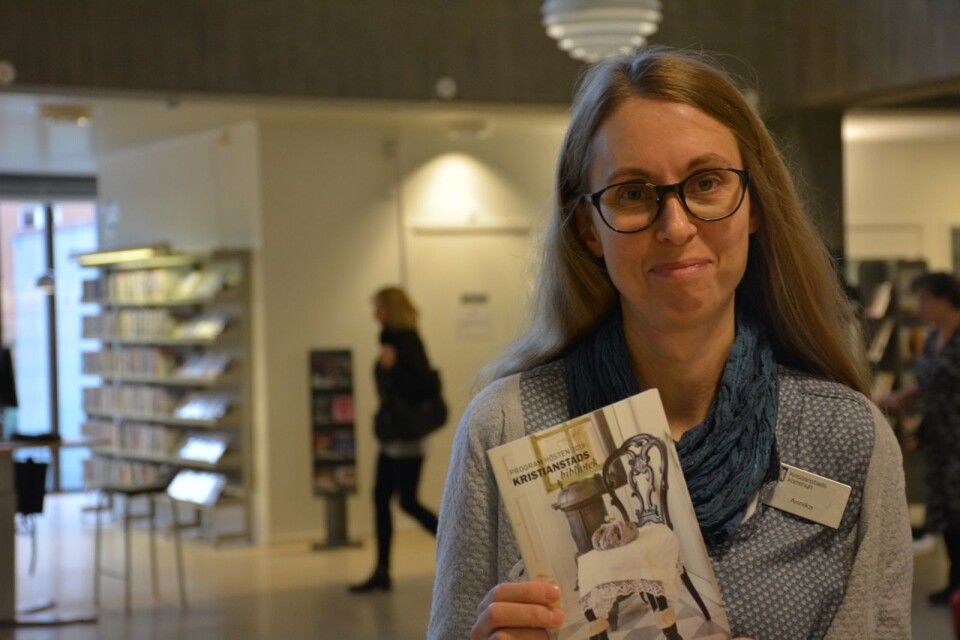 Annika Nilsson أمينة المكتبة المركزية في كرستيانستاد.