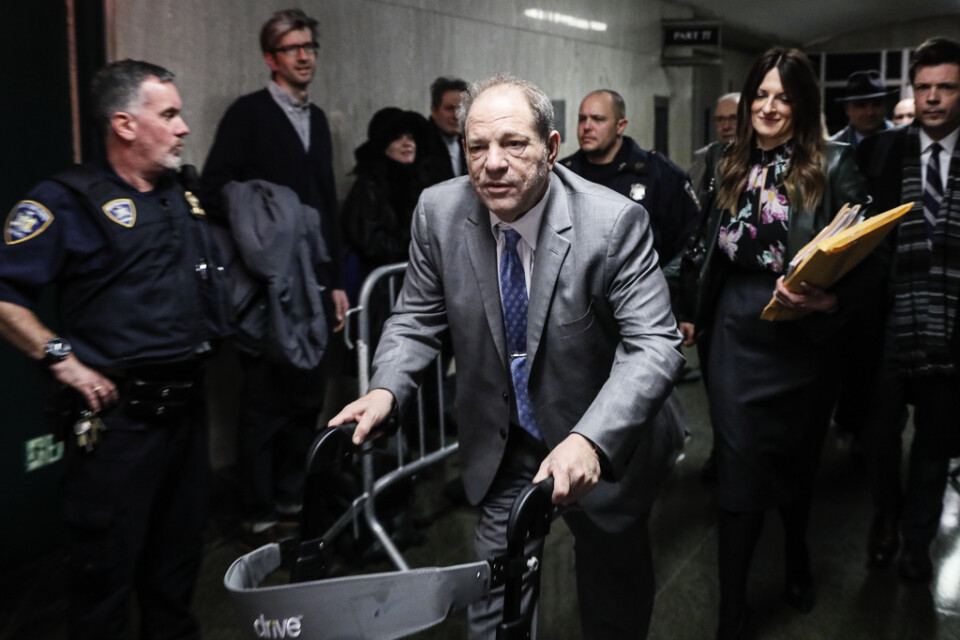 Harvey Weinstein lämnar rättssalen i New York. Efter den första dagens juryöverläggningar är utgången fortfarande oklar.