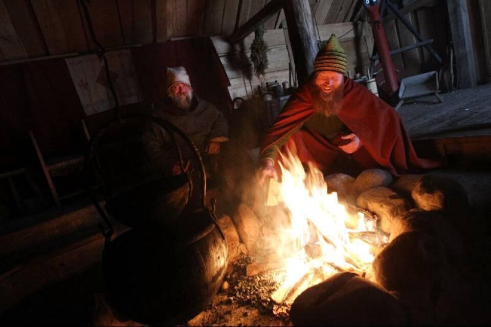 Vikingarna Peter Gråe och Frans Ekelin eldade och bjöd på glögg medan resten av den planerade ljusfesten på Trelleborgen fick ställas in på grund av snöovädret.