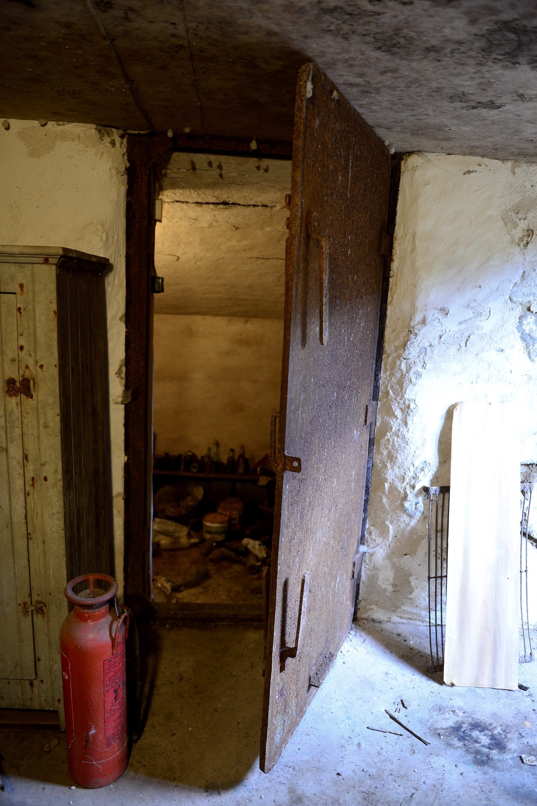 En ståldörr leder ner  till ”bombrummet” i källaren, där förre ägaren förvarade bland annat egenhändigt gjorda konserver.