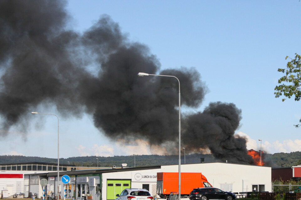 En varning för explosionsrisk och kraftig rök gick ut i samband med branden i en fabrikslokal vid den södra delen av Munksjön i Jönköping.
