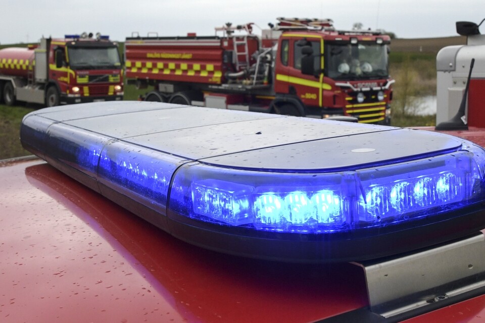 Flera enheter från räddningstjänsten är på plats vid branden i Laholm. Arkivbild.